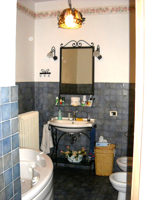 Italy Villa bathroom on BitCoin-RealEstate.com