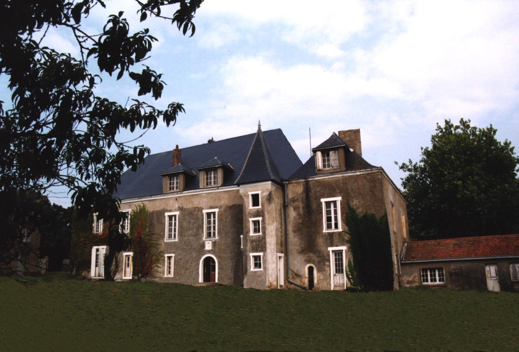 Chateau Le Pe Au Midy in St Viaud